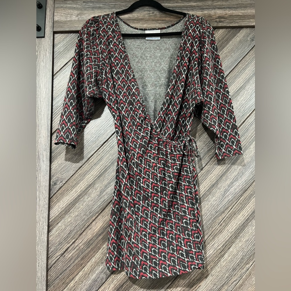 Multicolored wrap dress. Drape arms and puffed sleeve detail